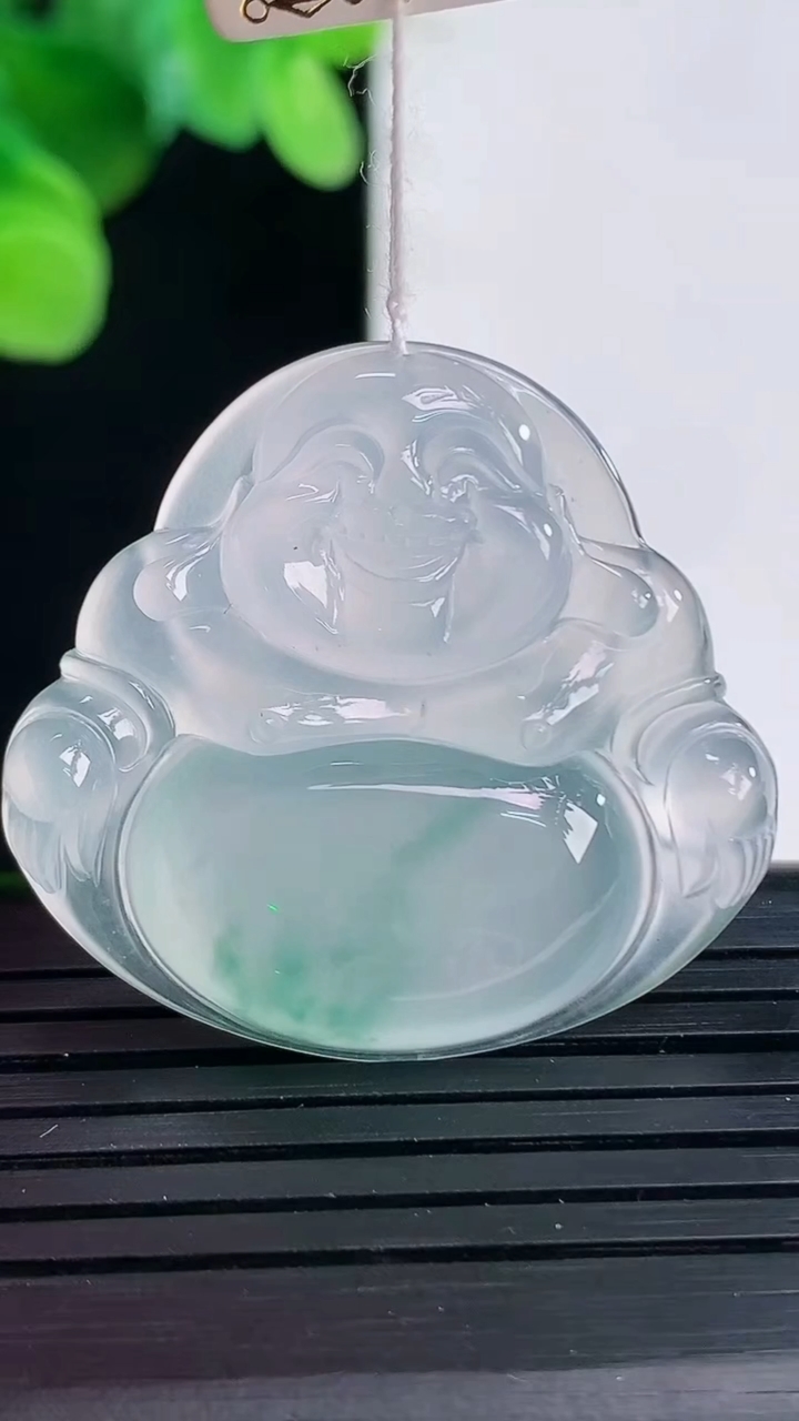 天然A货翡翠种飘花佛公吊坠尺寸31.5-33.9-5.9重量:9.72g
4月7日