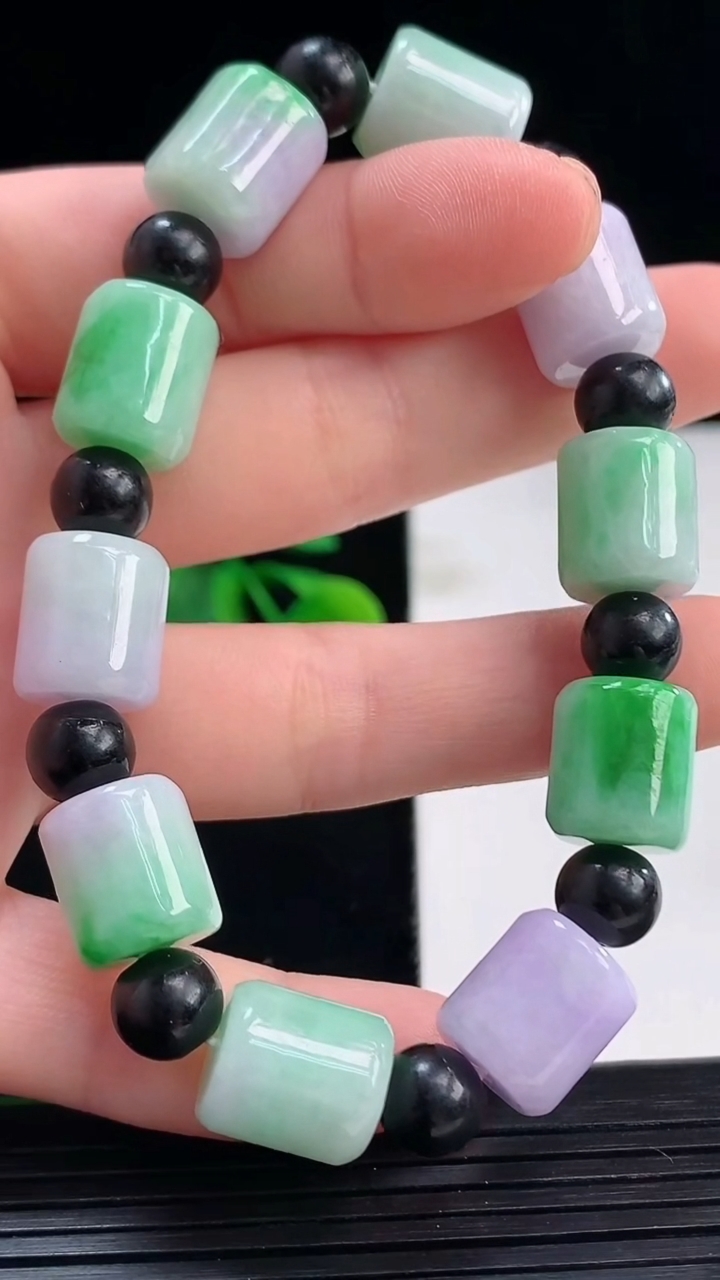 天然A货翡翠春带彩紫罗兰路路通手串尺寸12-10.6重量:36.12g4月7日
工厂直销收藏佳品,种好水足，色泽均匀，有种有色，上手高大气！