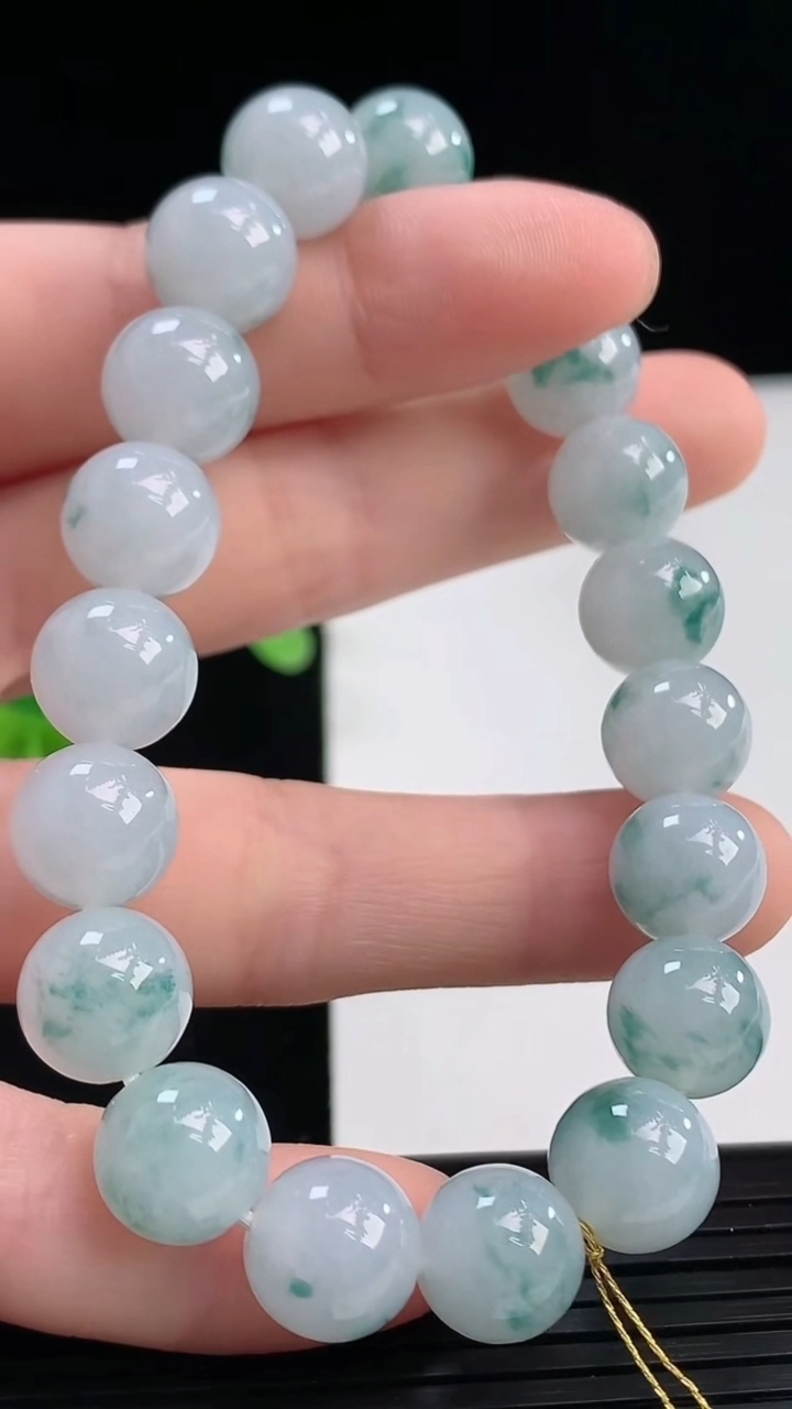 天然A货翡翠飘花圆珠手串尺寸10-19颗重量:34.15g4月7日
工厂直销收藏佳品,种好水足，色泽均匀，有种有色，上手高大气！