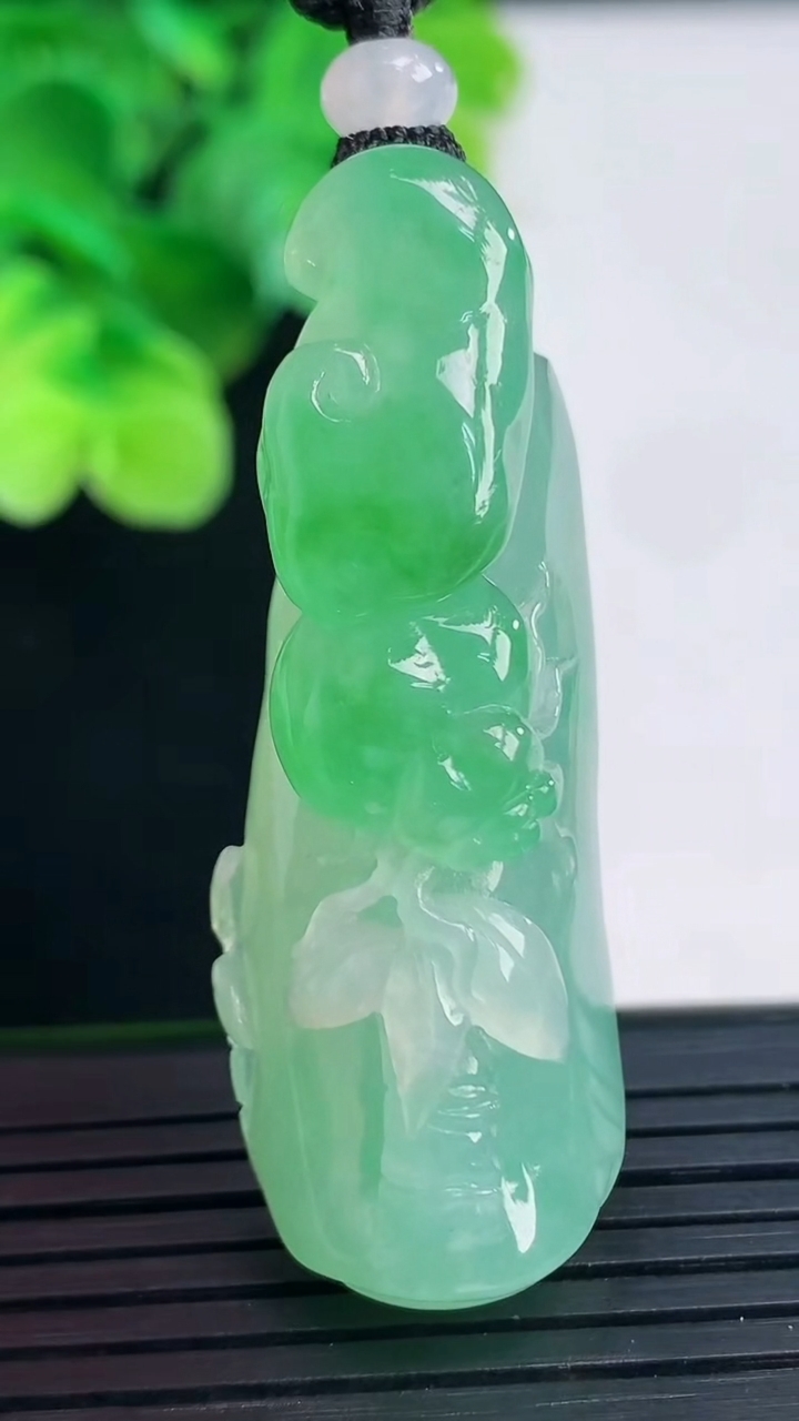 天然A货翡翠节节高升 竹节吊坠尺寸49.7-17.6-13.5重量:23.40g
4月7日