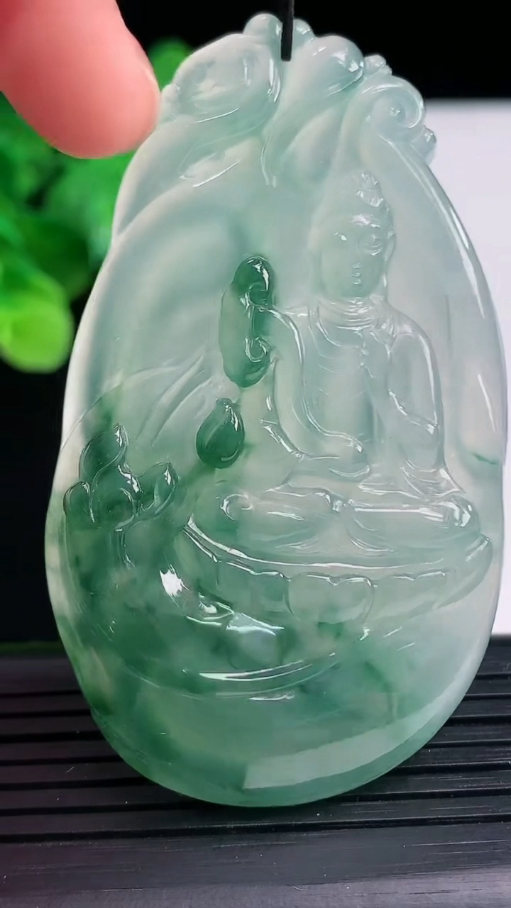 天然A货翡翠种飘花观音菩萨吊坠尺寸65.5-38.6-5重量:28.19g
4月7日