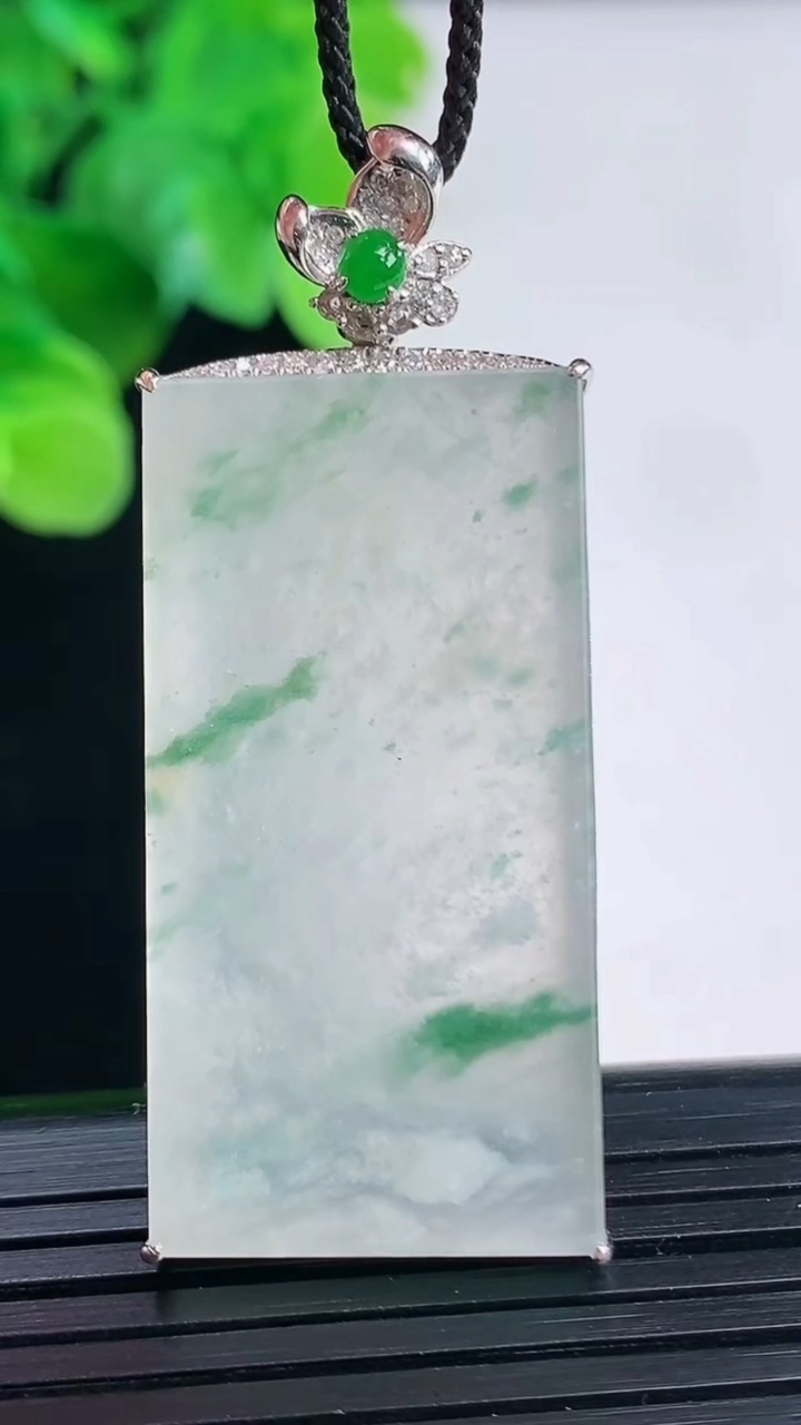 天然A货翡翠种飘花无事牌吊坠尺寸49.2-19.6-5.8重量:12.09g
4月7日