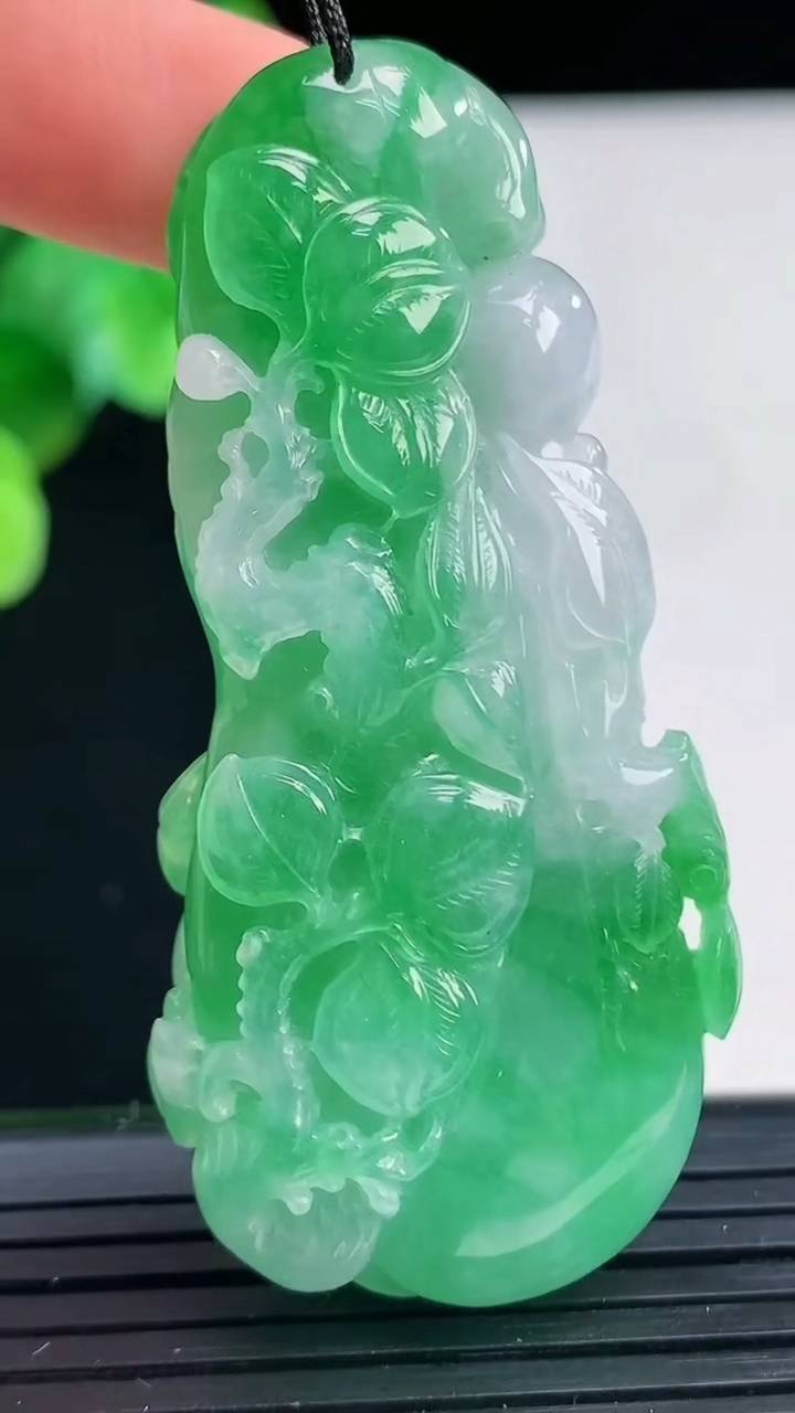 天然A货翡翠貔貅吊坠尺寸57.4-26-13.1重量:29.36g
4月7日
