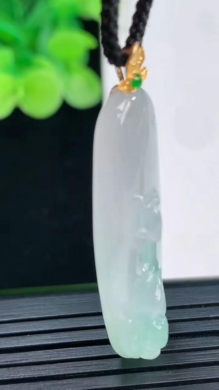 天然A货翡翠呱呱来财 和和美美吊坠尺寸43-16.8-7.6重量:8.21g
4月7日