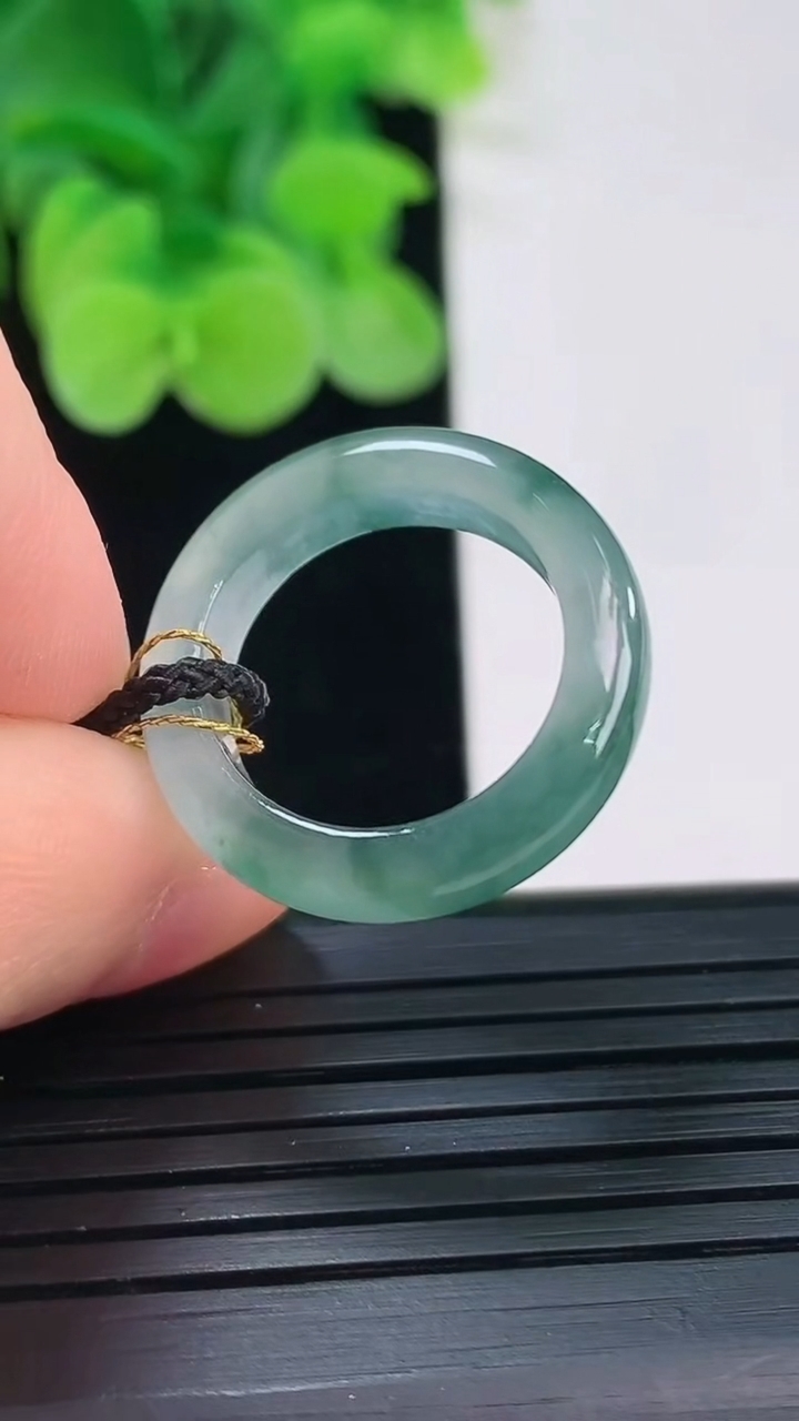 天然A货翡翠冰种飘花指环戒指尺寸15.9-4.7-3.2重量:2.94g2026年4月7日
工厂直销收藏佳品,种好水足，色泽均匀，有种有色，上手高大气！