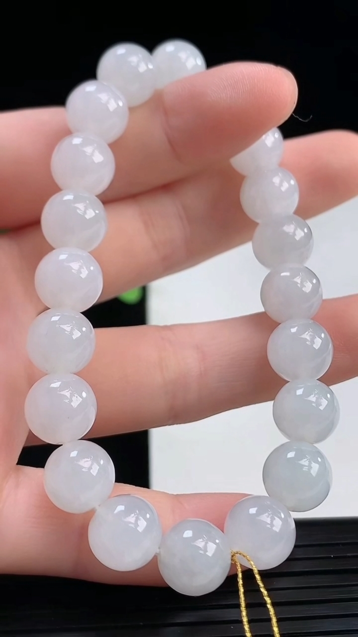 天然A货翡翠圆珠手串尺寸9.3-20颗重量:28.62g4月7日
工厂直销收藏佳品,种好水足，色泽均