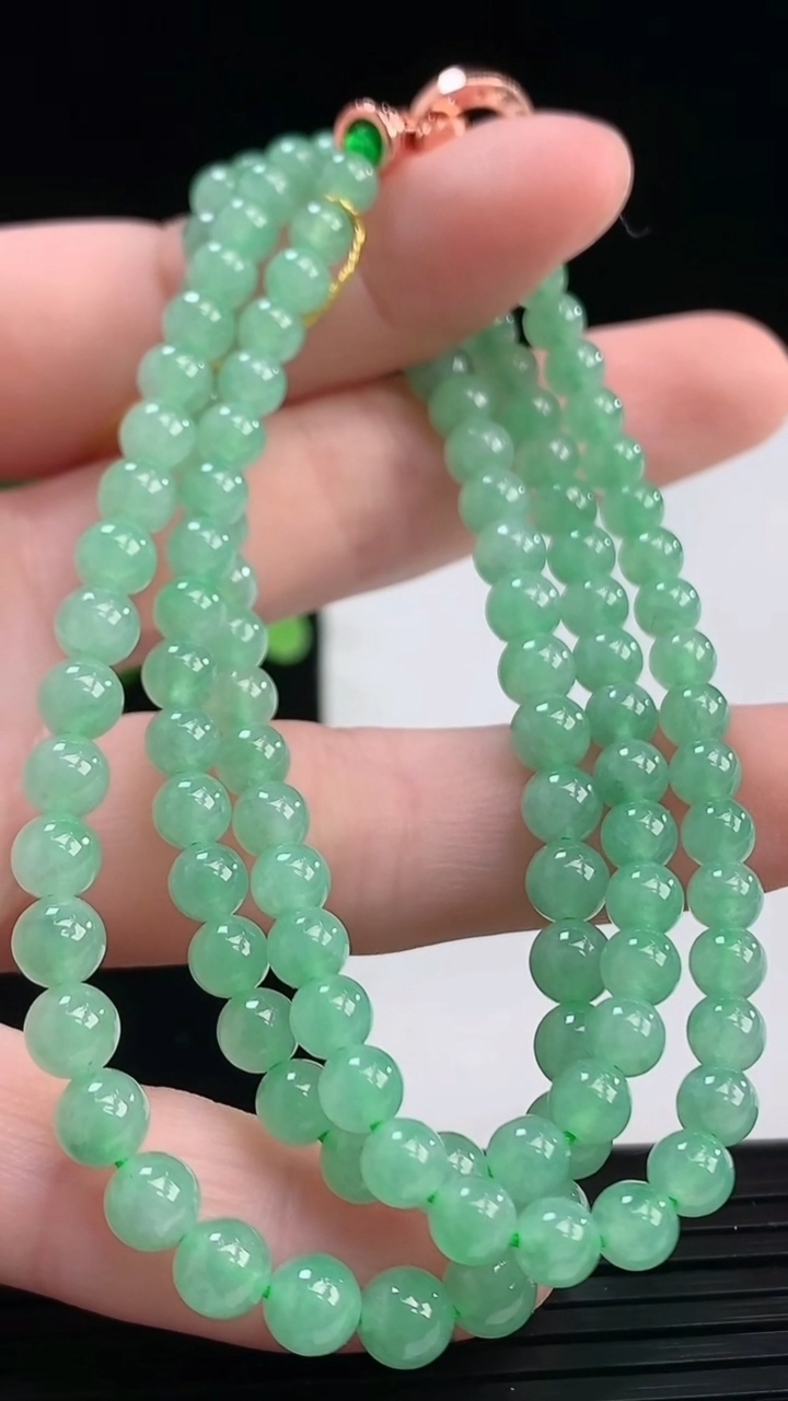 天然A货翡翠圆珠项链尺寸4.3-115颗重量:25.18g
4月7日