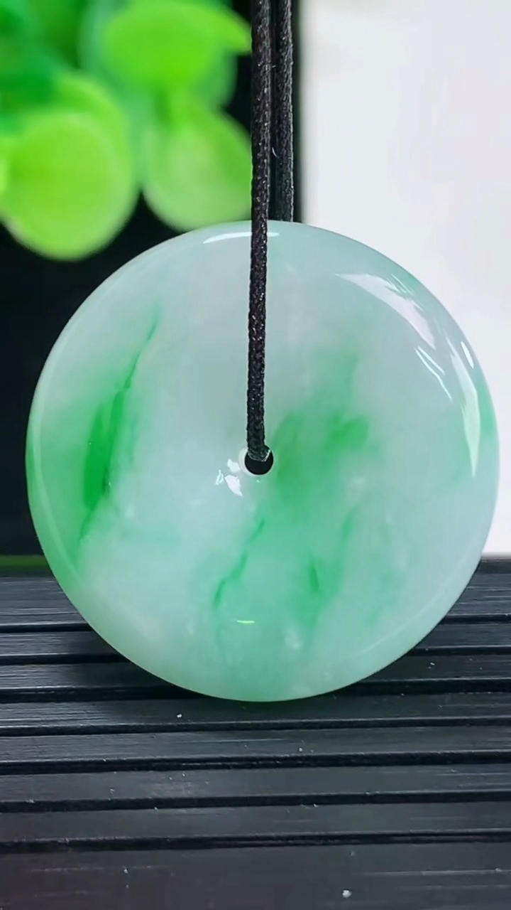 天然A货翡翠平安扣吊坠尺寸25.3-5重量:7.40g
4月7日