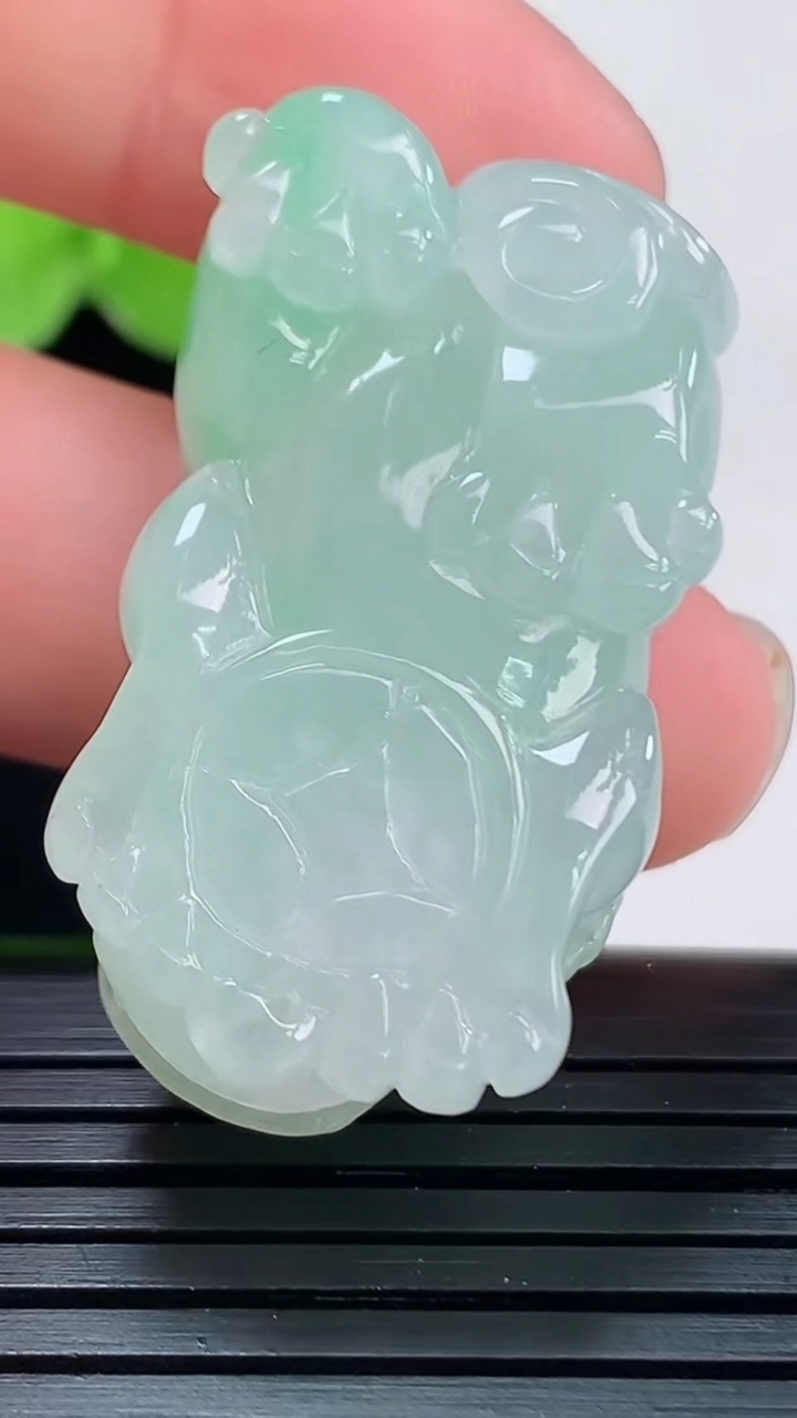 天然A货翡翠貔貅吊坠尺寸33.6-19.2-12.1重量:18.19g
4月7日