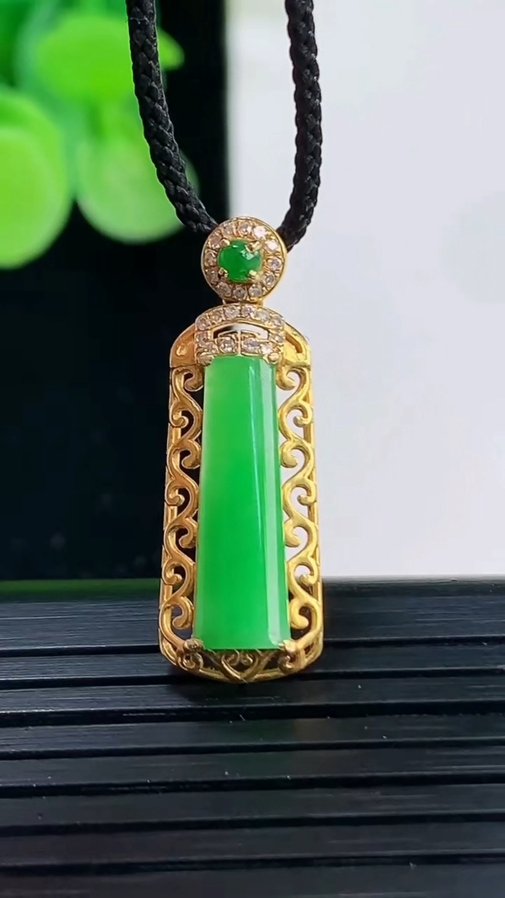 天然A货翡翠无事牌吊坠尺寸26.3-8.9-4.5裸石16.3-4.8重量:1.79g
4月7日