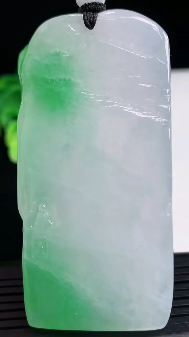 天然A货翡翠祥龙观音菩萨吊坠尺寸74.2-36.5-10.4重量:74.26g
4月7日