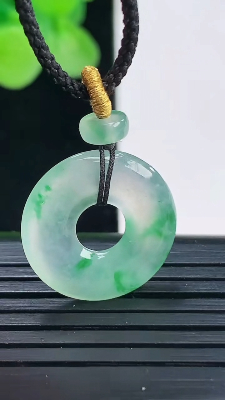 天然A货翡翠平安环吊坠尺寸18.6-2.8重量:2.18g
4月7日