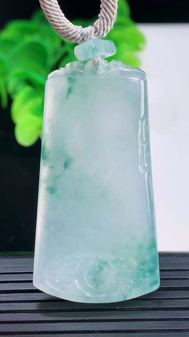 天然A货翡翠冰种飘花仿古无事牌吊坠尺寸49.5-25.3-4重量:18.38g
4月7日