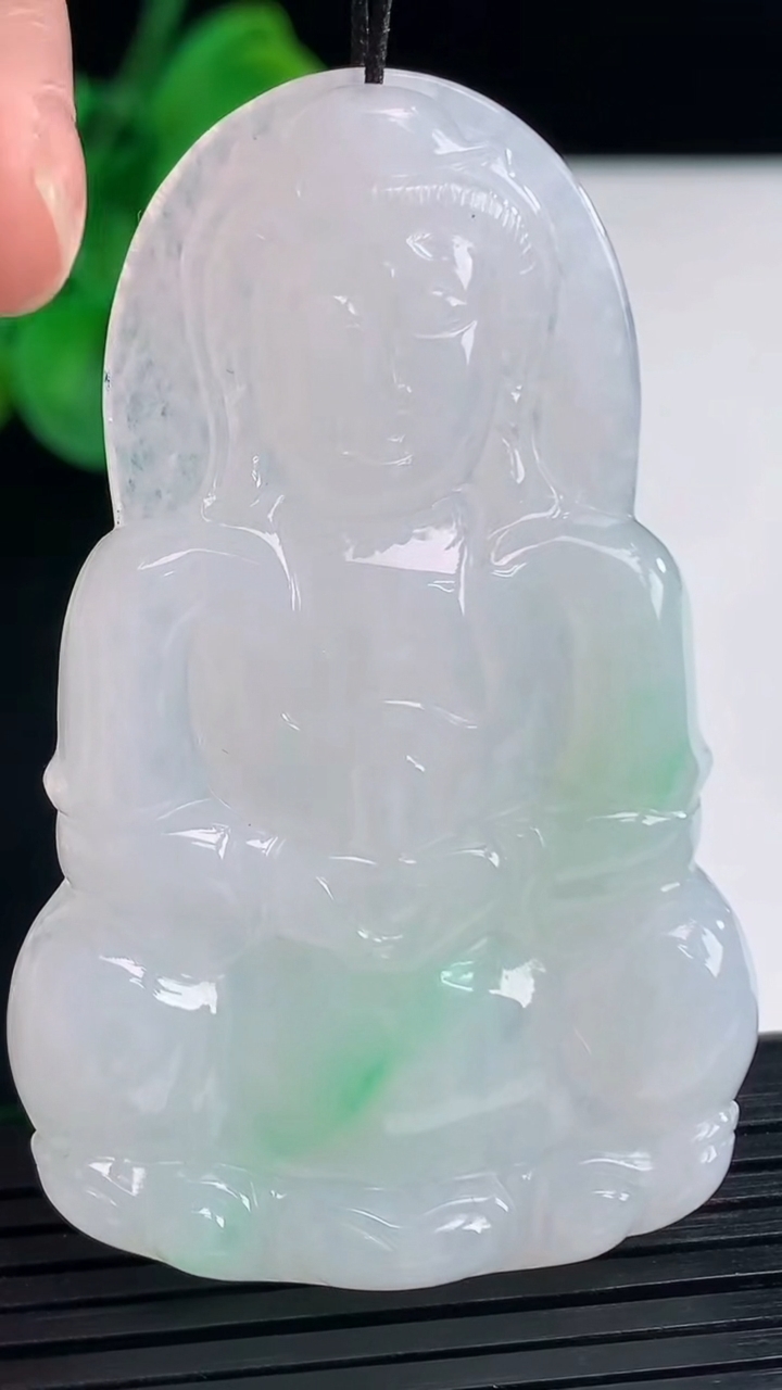 天然A货翡翠观音菩萨吊坠尺寸59.6-37.3-5.7重量:23.01g
4月7日