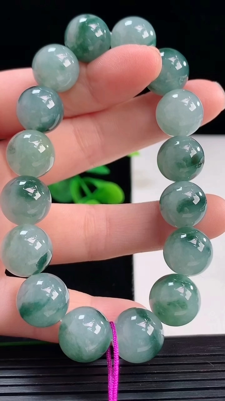 天然A货翡翠飘花圆珠手串尺寸12.3-16颗重量:52.11g4月7日
工厂直销收藏佳品,种好水足，