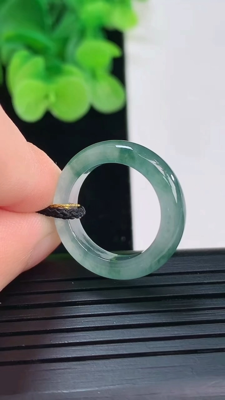 天然A货翡翠冰种飘花指环戒指尺寸15.9-4.7-3.2重量:2.94g2026年4月7日
工厂直销