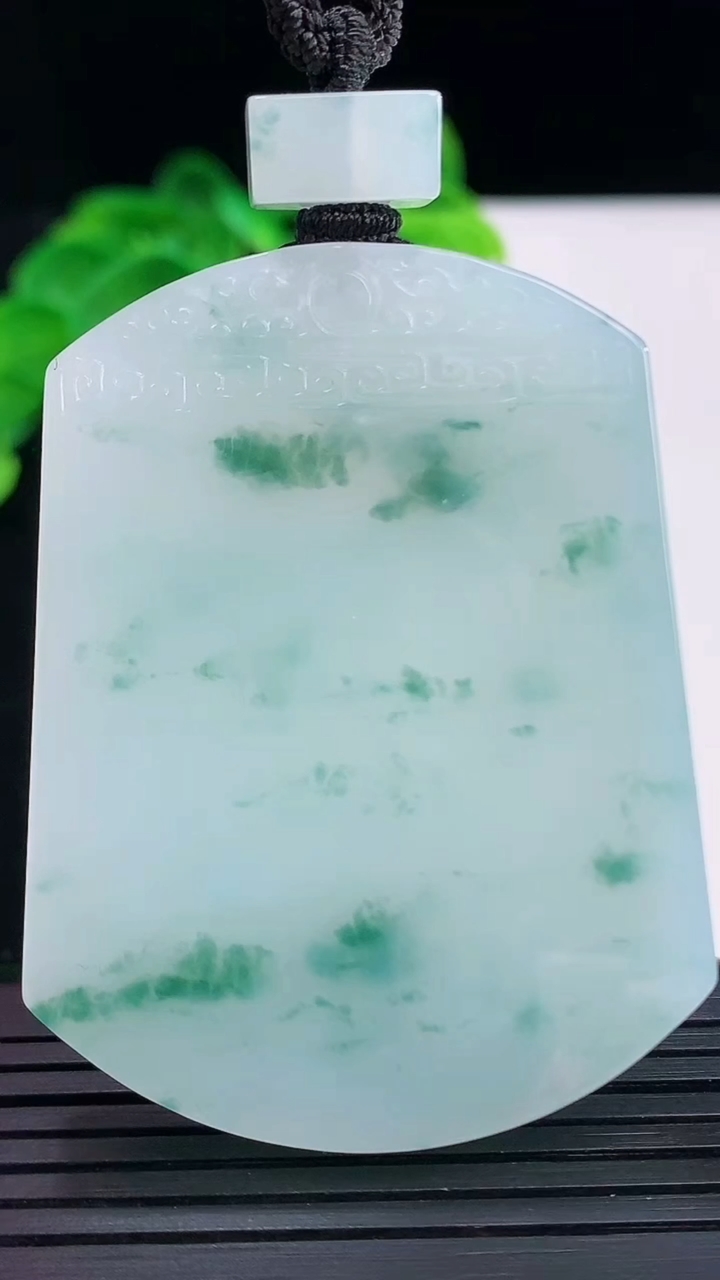 天然A货翡翠飘花仿古无事牌吊坠尺寸54.2-41.4-5.8重量:43.48g
4月7日