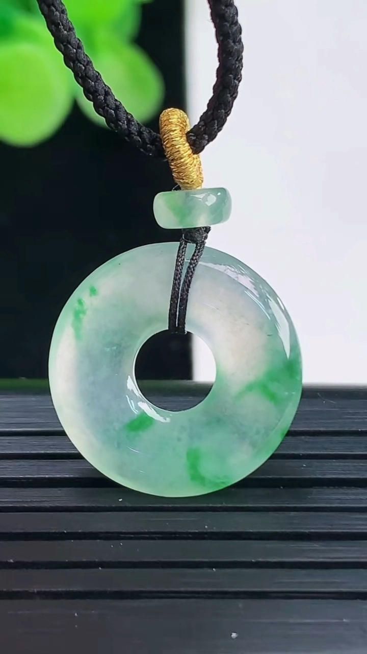 天然A货翡翠平安环吊坠尺寸18.6-2.8重量:2.18g
4月7日