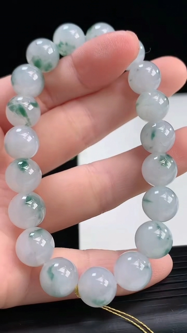 天然A货翡翠飘花圆珠手串尺寸9.8-19颗重量:32.79g4月7日
工厂直销收藏佳品,种好水足，色泽均匀，有种有色，上手高大气！