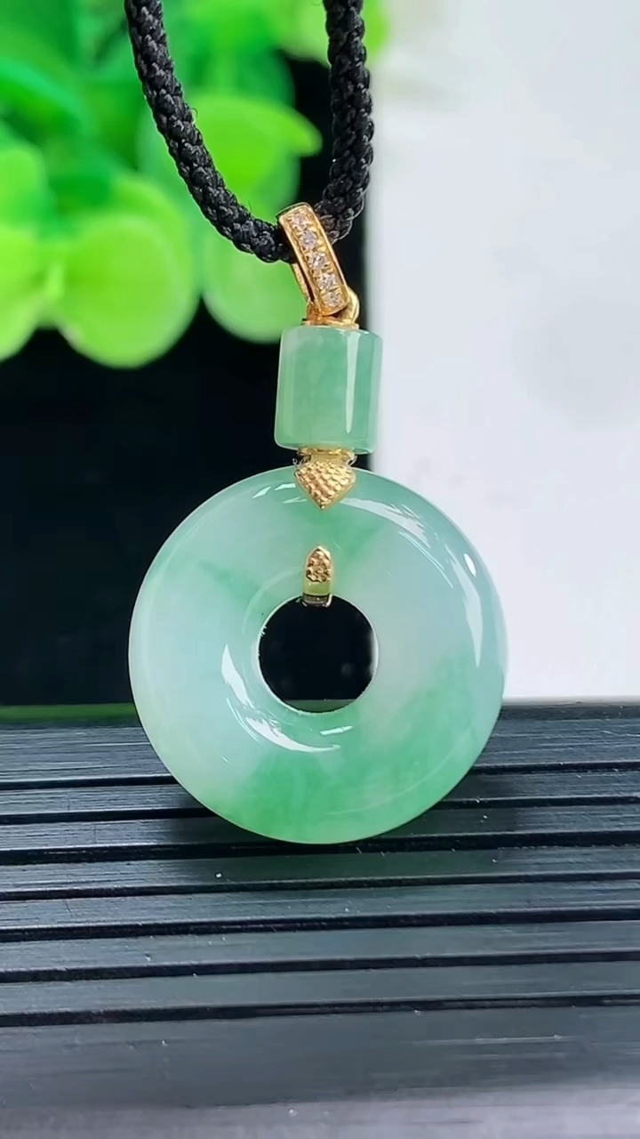 天然A货翡翠18K金飘花平安环吊坠尺寸26.2-19.2-5.7重量:5.36g
4月7日