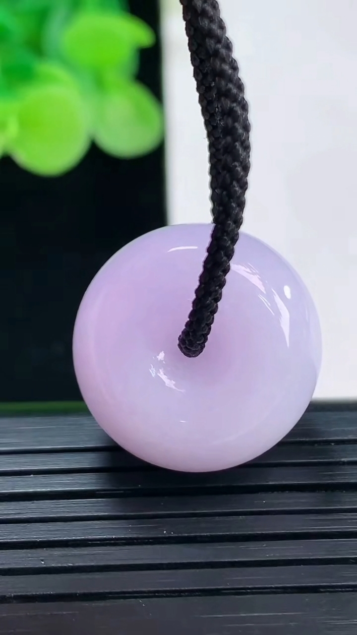 天然A货翡翠紫罗兰平安扣吊坠尺寸20.9-11.8重量:11.33g
4月7日