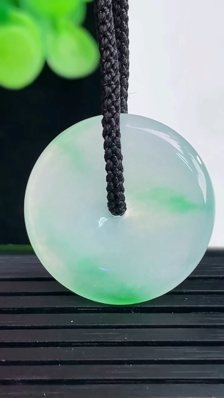 天然A货翡翠平安扣吊坠尺寸23-3.6重量:4.25g
4月7日