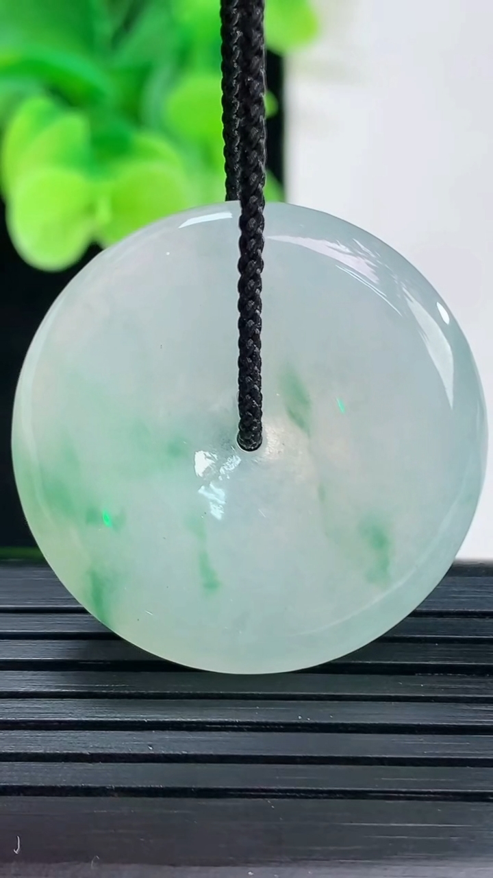 天然A货翡翠冰种飘花平安扣吊坠尺寸32.1-5.5重量:12.46g
4月7日