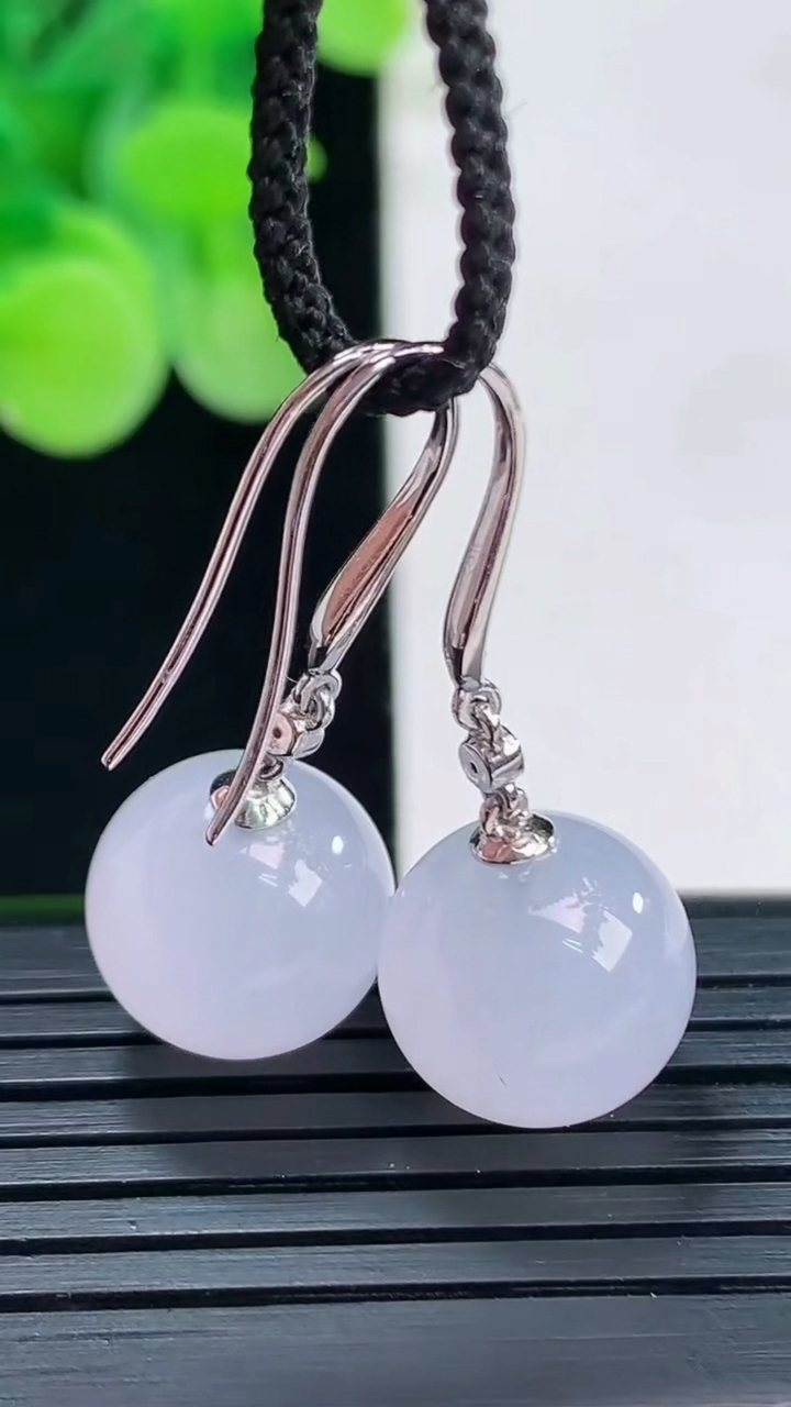 天然A货翡翠18K金紫罗兰圆珠耳坠尺寸11.8重量:7.60g4月7日
工厂直销收藏佳品,种好水足，色泽均匀，有种有色，上手高大气！