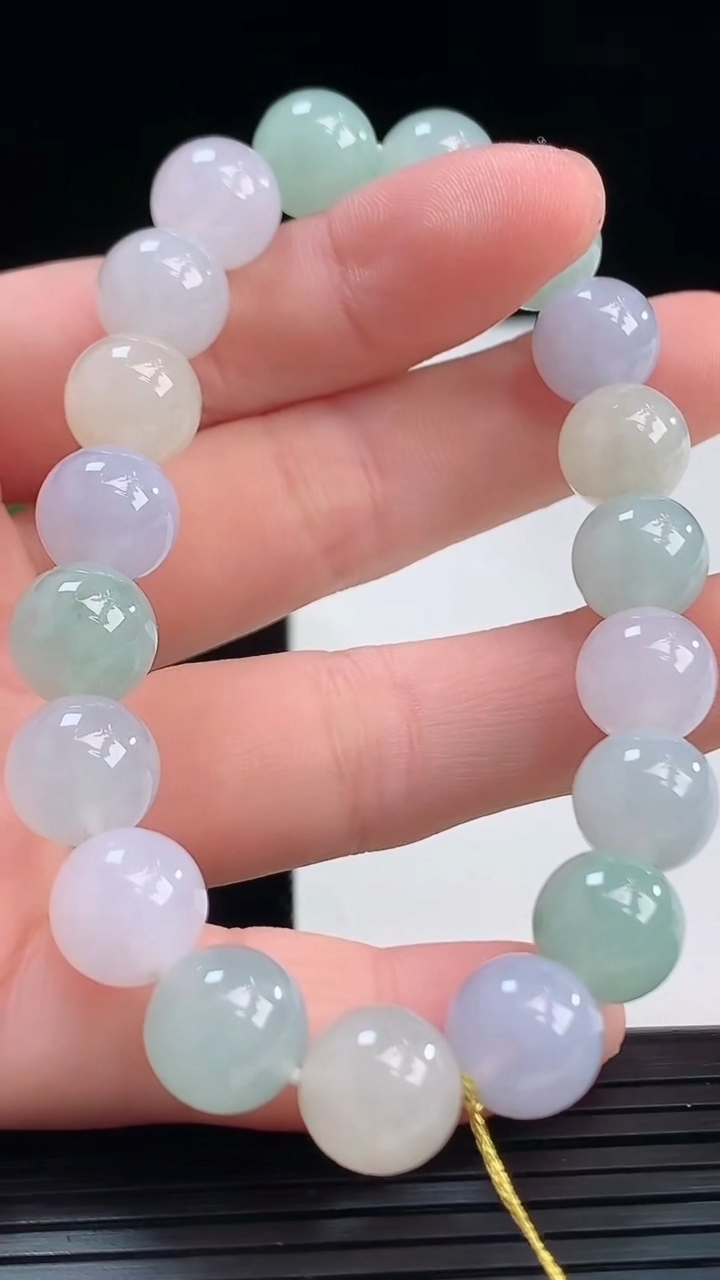 天然A货翡翠三彩圆珠手串尺寸9.7-19颗重量:32.52g4月7日
工厂直销收藏佳品,种好水足，色泽均匀，有种有色，上手高大气！