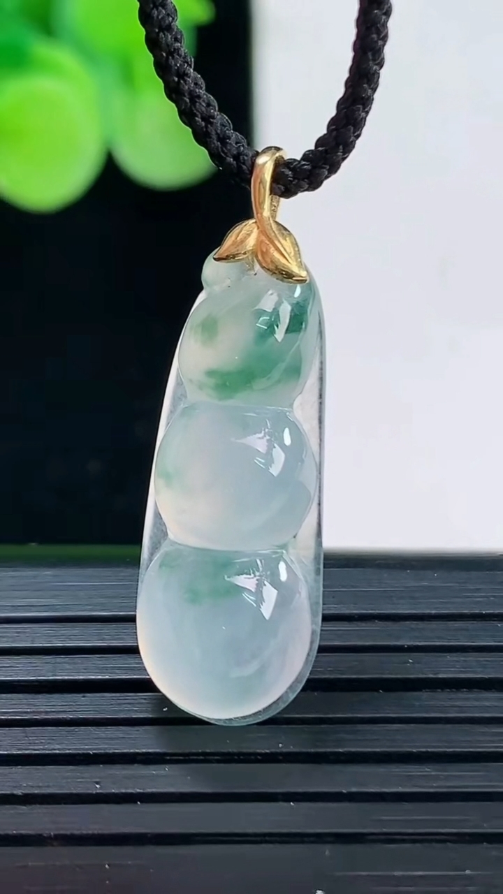 天然A货翡翠种飘花福豆吊坠尺寸31.7-10-5.8重量:2.92g
4月7日