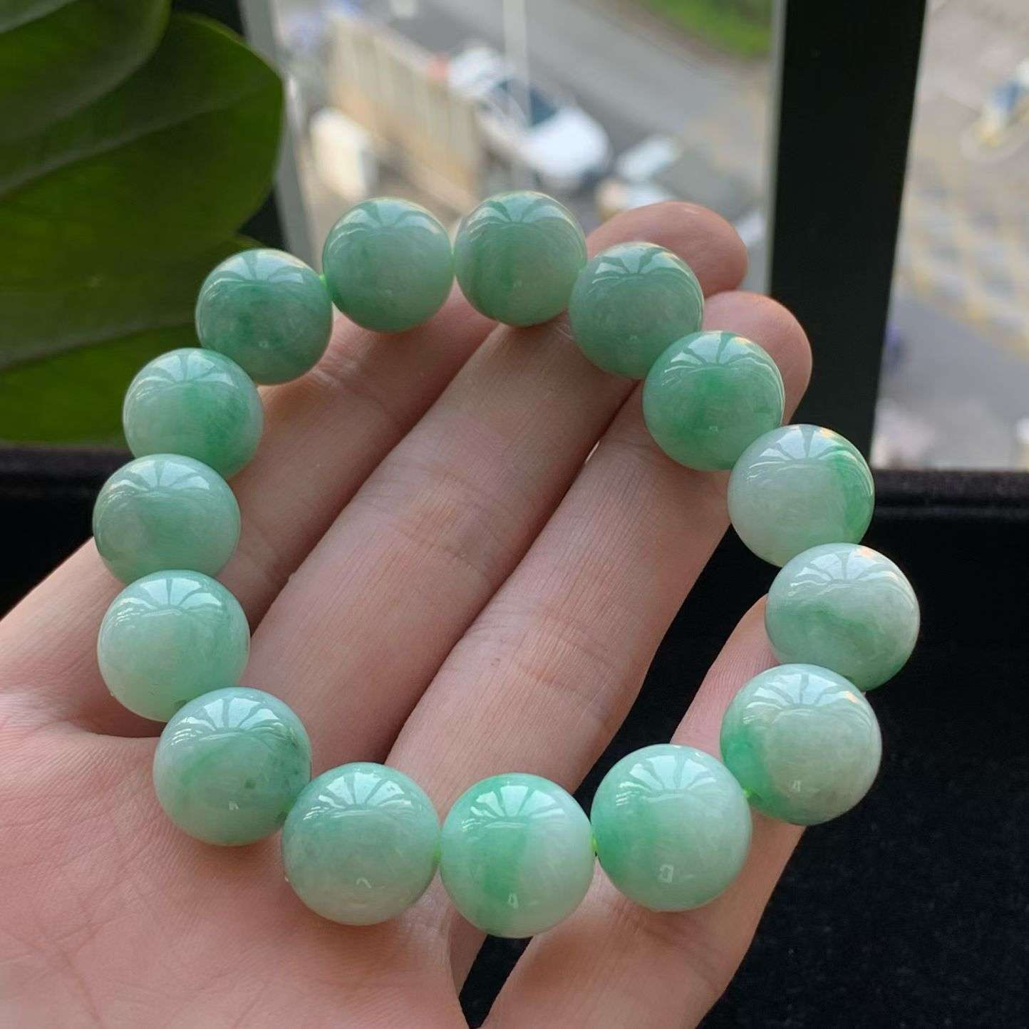 A货天然翡翠冰糯种飘绿手串重量70.75
4月7日