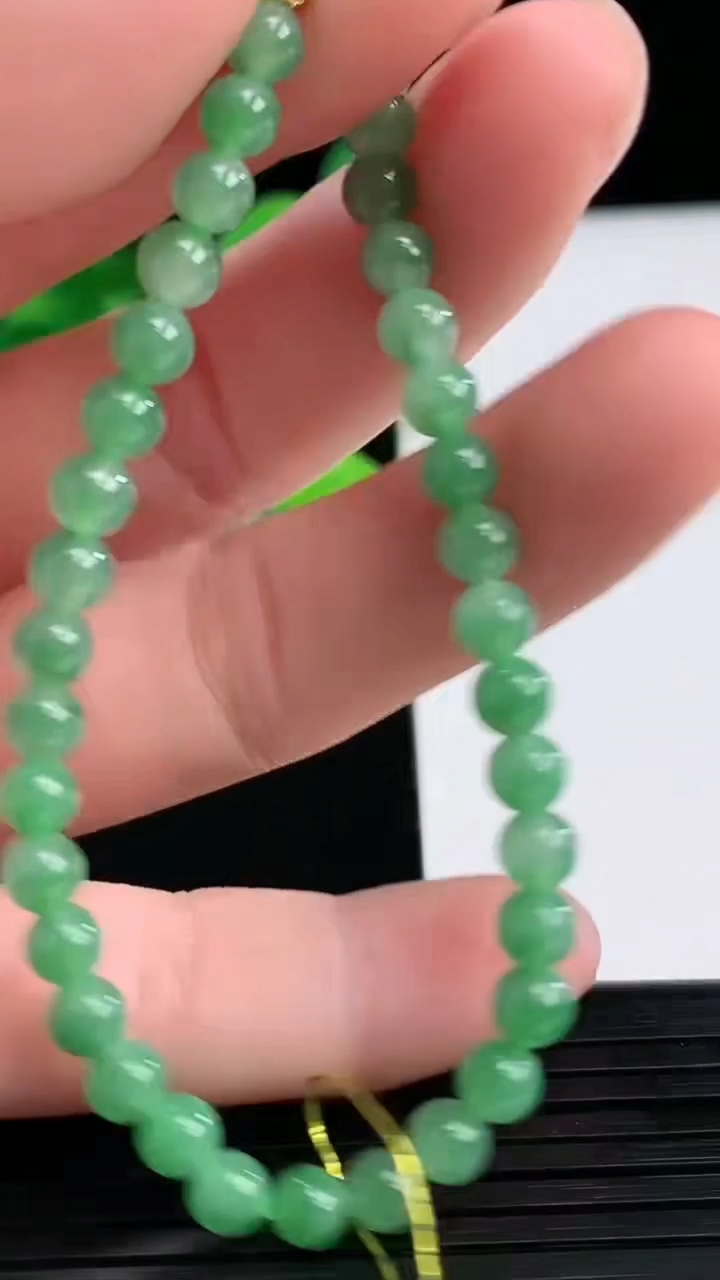 天然A货翡翠圆珠手串尺寸4.2-41颗重量:6.47g4月7日
工厂直销收藏佳品,种好水足，色泽均匀，有种有色，上手高大气！