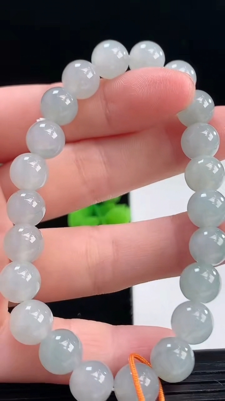 天然A货翡翠圆珠手串尺寸8.5-22颗重量:23.36g4月7日
工厂直销收藏佳品,种好水足，色泽均匀，有种有色，上手高大气！