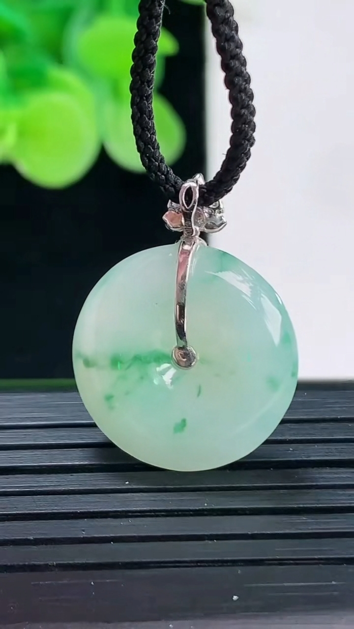 天然A货翡翠18K金飘花平安扣吊坠尺寸18.9-4.5重量:3.49g
4月7日