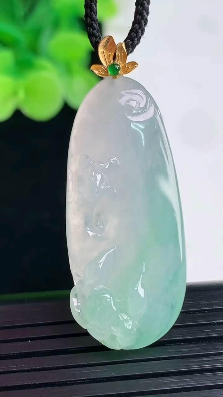 天然A货翡翠呱呱来财 和和美美吊坠尺寸43-16.8-7.6重量:8.21g
4月7日