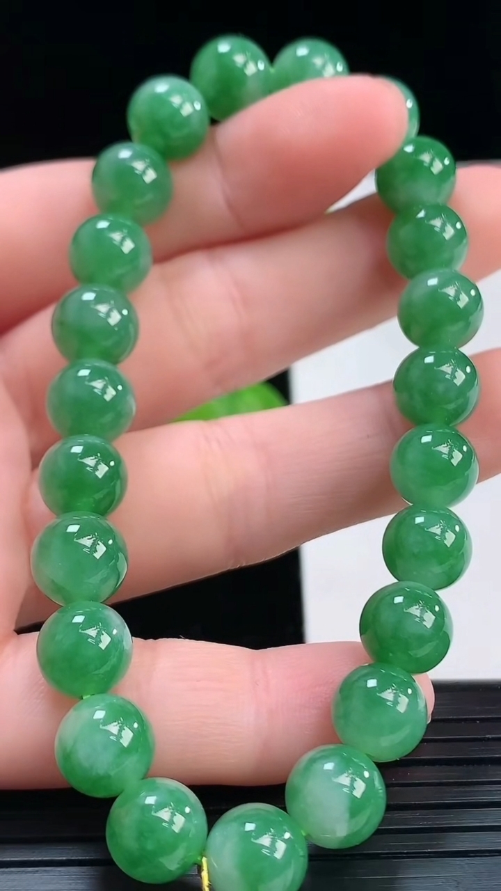 天然A货翡翠圆珠手串尺寸8.1-23颗重量:24.32g4月7日
工厂直销收藏佳品,种好水足，色泽均匀，有种有色，上手高大气！