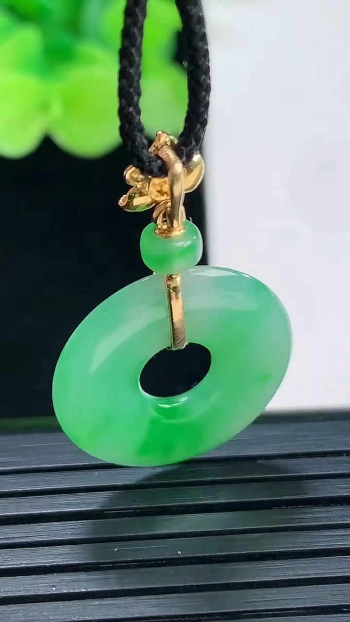 天然A货翡翠平安环吊坠尺寸19.8-2.7重量:2.83g
4月7日