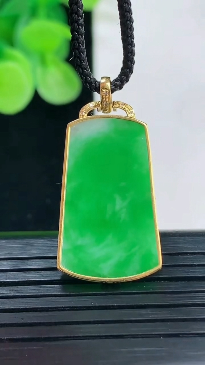 天然A货翡翠无事牌吊坠尺寸27.6-15.2-2.9重量:3.51g
4月7日