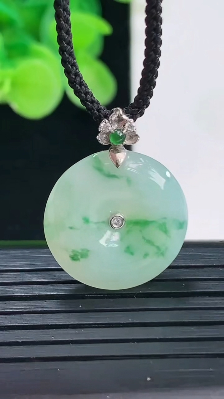 天然A货翡翠18K金飘花平安扣吊坠尺寸18.9-4.5重量:3.49g
4月7日