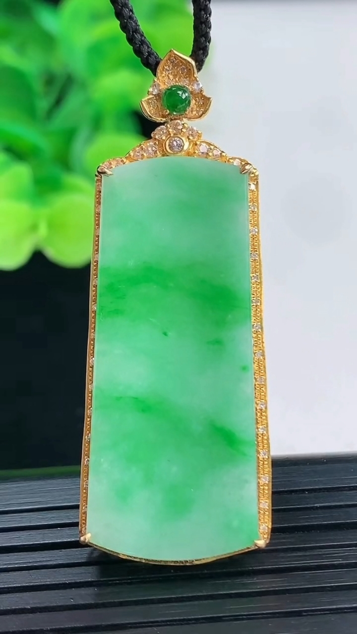 天然A货翡翠无事牌吊坠尺寸50.9-18.9-6.8裸石38.8-16.2重量:7.77g
4月7日