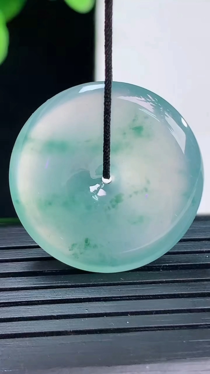 天然A货翡翠种飘花平安扣吊坠尺寸25.7-4.8重量:7.07g
4月7日