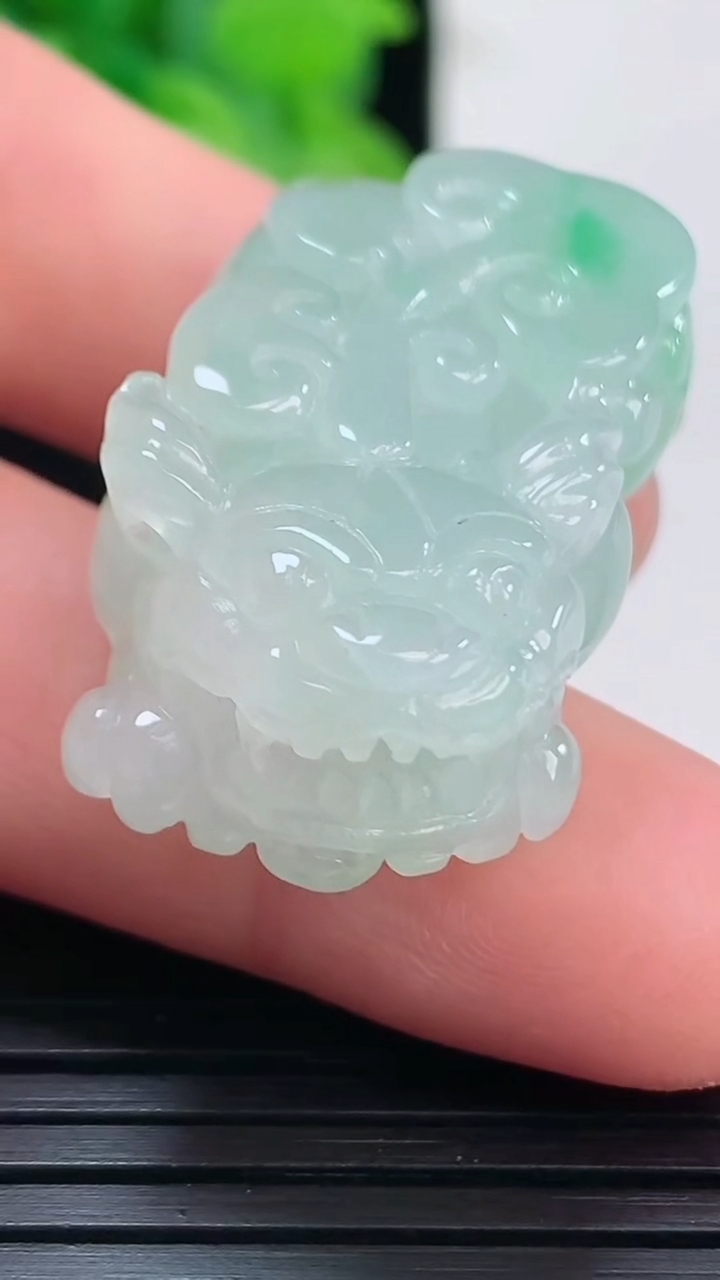 天然A货翡翠貔貅吊坠尺寸33.6-19.2-12.1重量:18.19g
4月7日