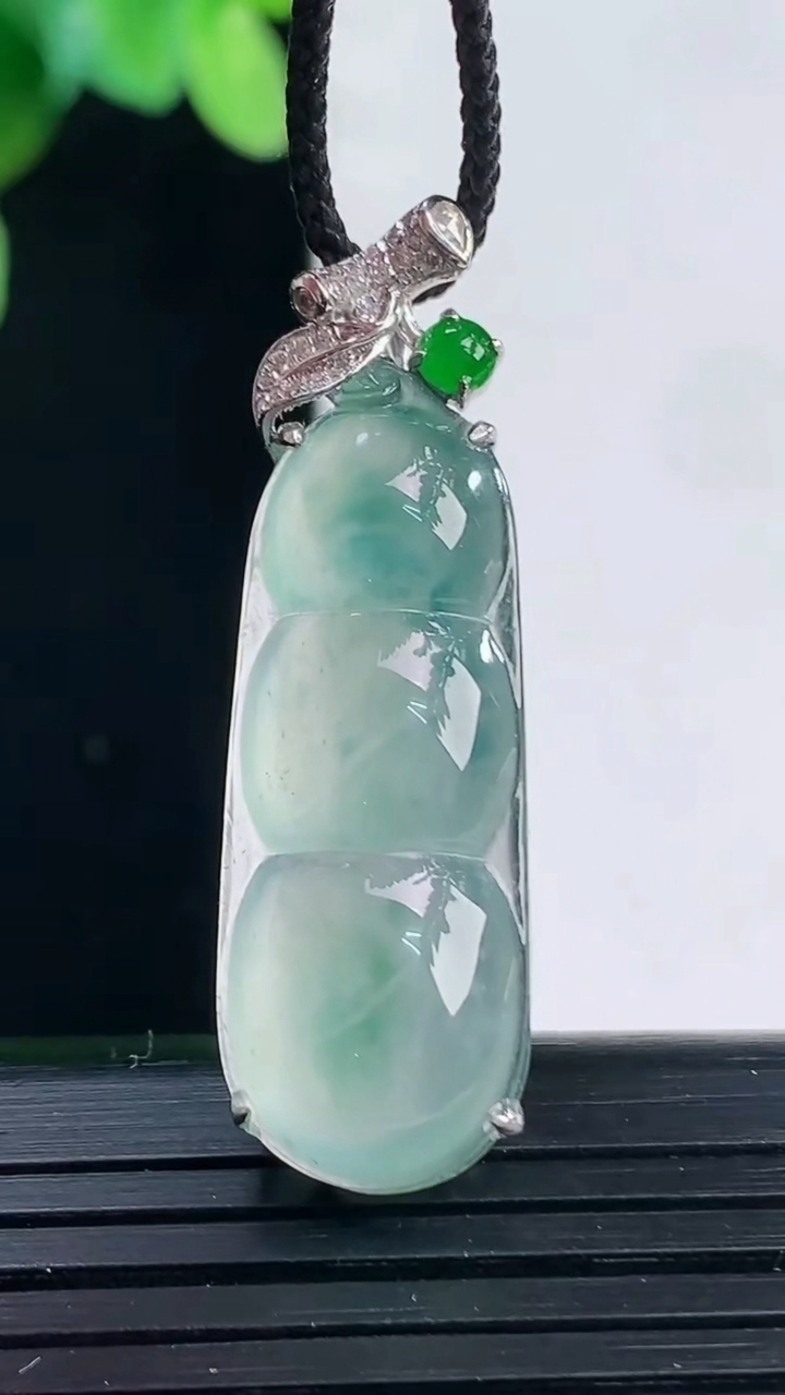 天然A货翡翠种飘花福豆吊坠尺寸35.4-14.4-7.7重量:4.50g
4月7日