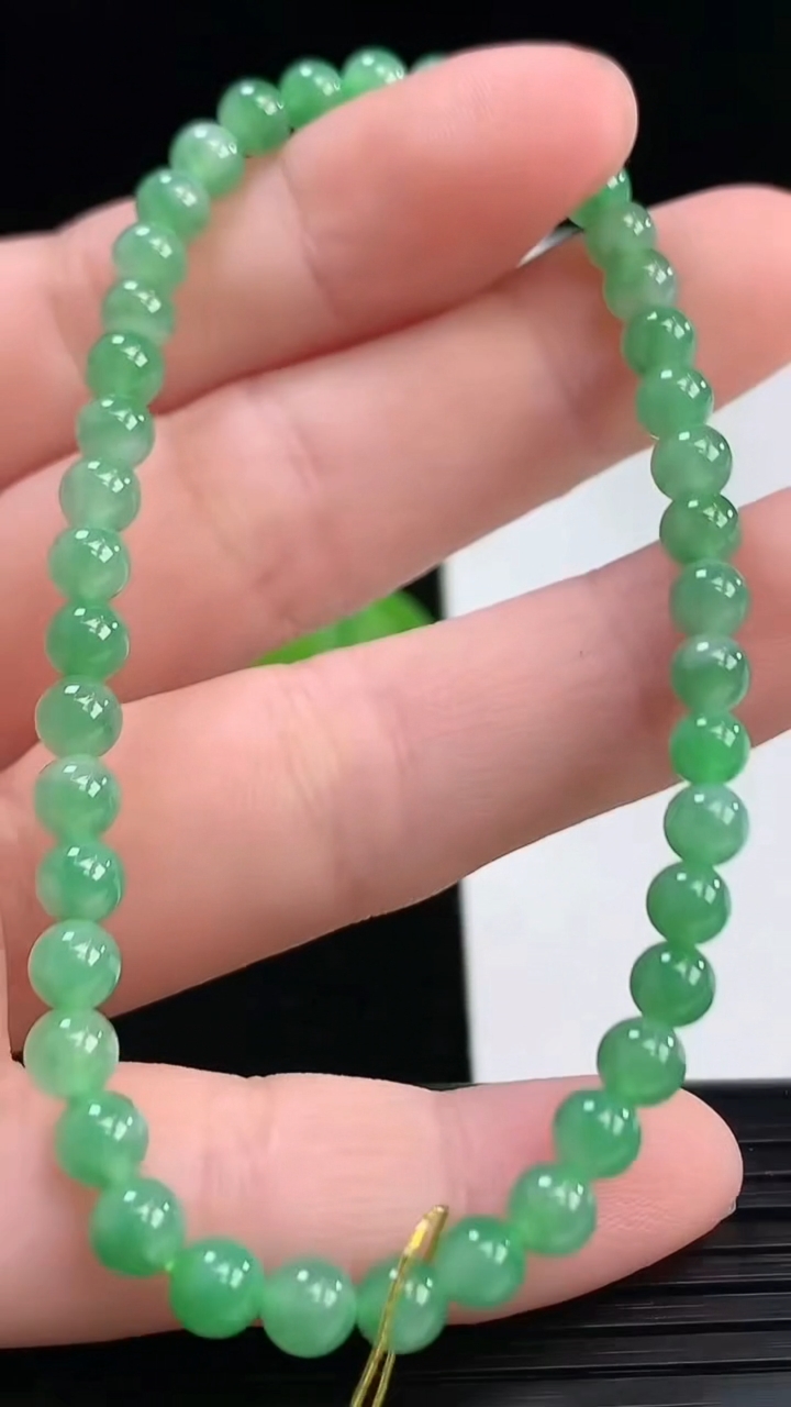 天然A货翡翠圆珠手串尺寸4.2-41颗重量:6.47g4月7日
工厂直销收藏佳品,种好水足，色泽均匀，有种有色，上手高大气！