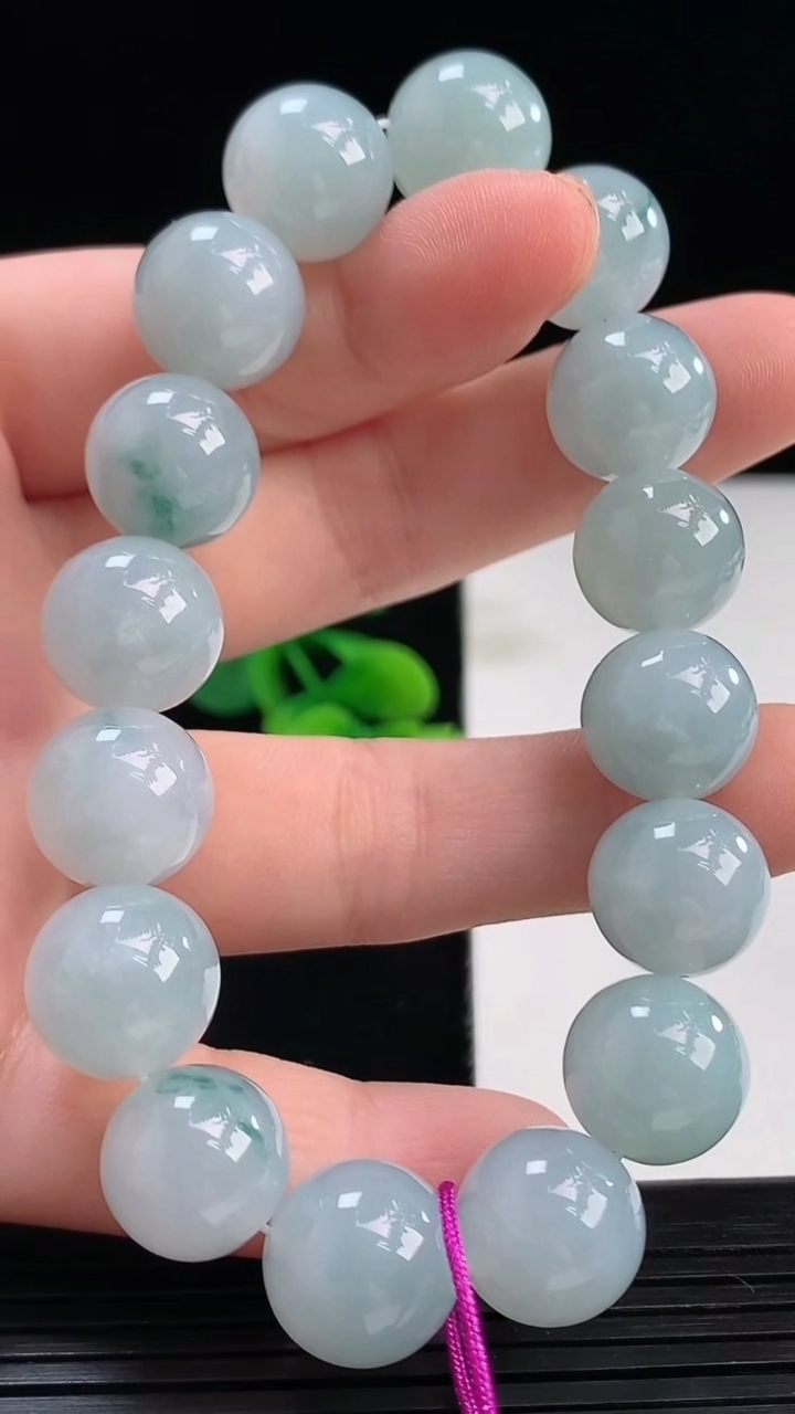 天然A货翡翠飘花圆珠手串尺寸12.3-16颗重量:52.06g4月7日
工厂直销收藏佳品,种好水足，色泽均匀，有种有色，上手高大气！