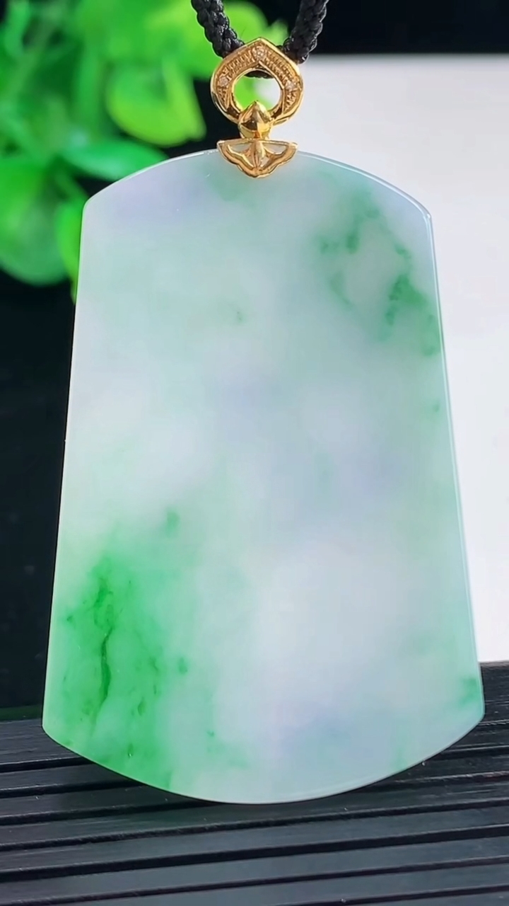 天然A货翡翠无事牌吊坠尺寸48.8-31.7-2.6重量:13.13g
4月7日