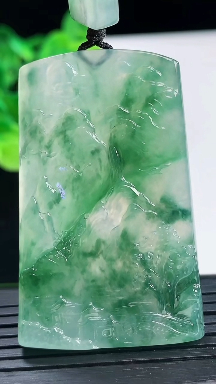 天然A货翡翠种飘花山水牌吊坠尺寸52.7-34.1-4.6重量:23.76g
4月7日