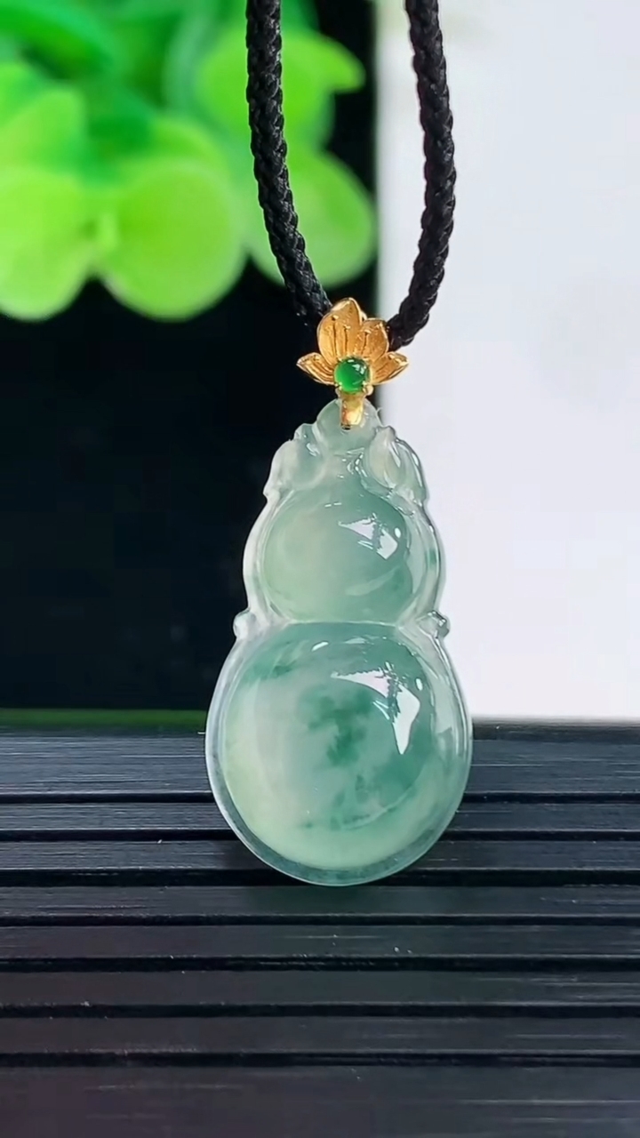 天然A货翡翠种飘花葫芦吊坠尺寸27.5-12.6-5.5重量:2.49g
4月7日