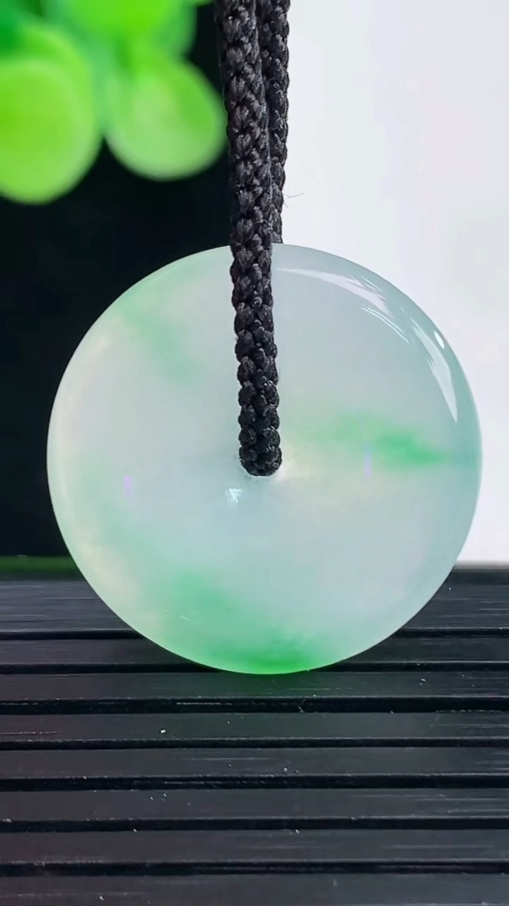 天然A货翡翠平安扣吊坠尺寸23-3.6重量:4.25g
4月7日