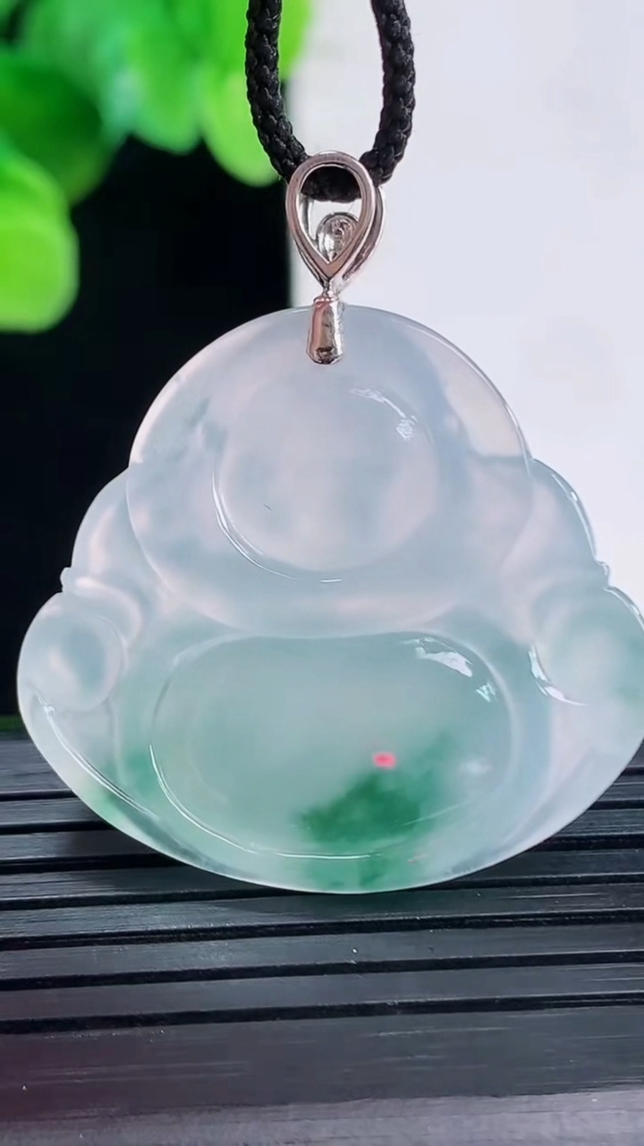 天然A货翡翠种飘花佛公吊坠尺寸30.7-33.8-6.2重量:10.56g
4月7日